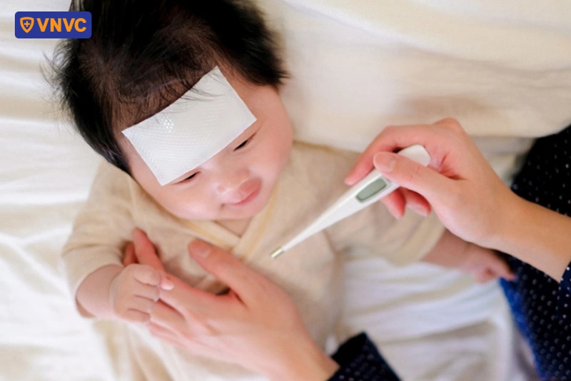 sau khi tiêm ngừa trẻ có thể bị sốt
