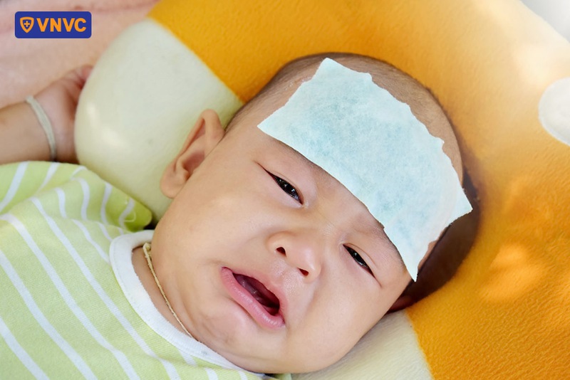 sốt là triệu chứng thưuờng gặp khi trẻ 3 tháng bị cảm cúm