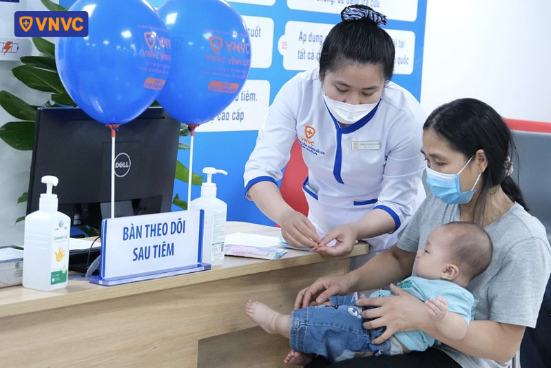 theo dõi trẻ bị tiêm bẩm sinh sau tiêm phòng
