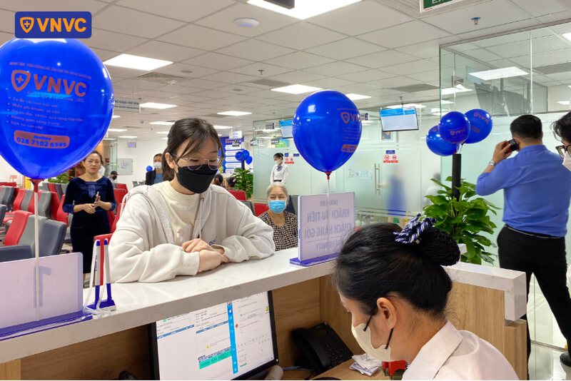 thu ngân hỗ trợ thanh toán cho khách hàng