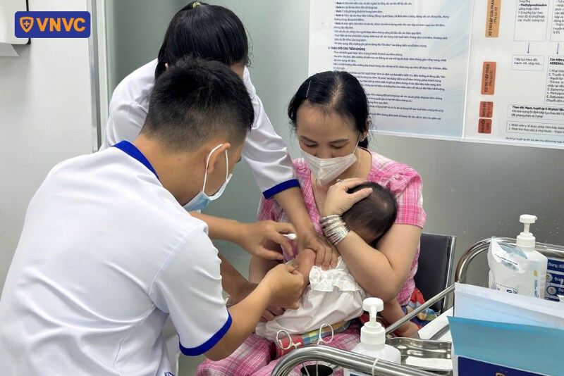 tiêm 6in1 và uống rota cùng lúc được không