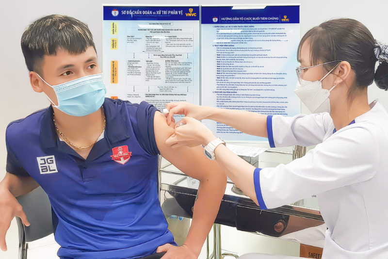 tiêm chủng cho cầu thủ bóng đá