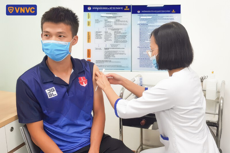 tiêm vắc xin cho cầu thủ
