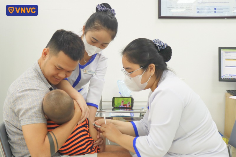 tiêm vắc xin phòng bệnh phế cầu