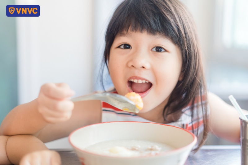 trẻ bị tay chân miệng ăn trứng gà được không