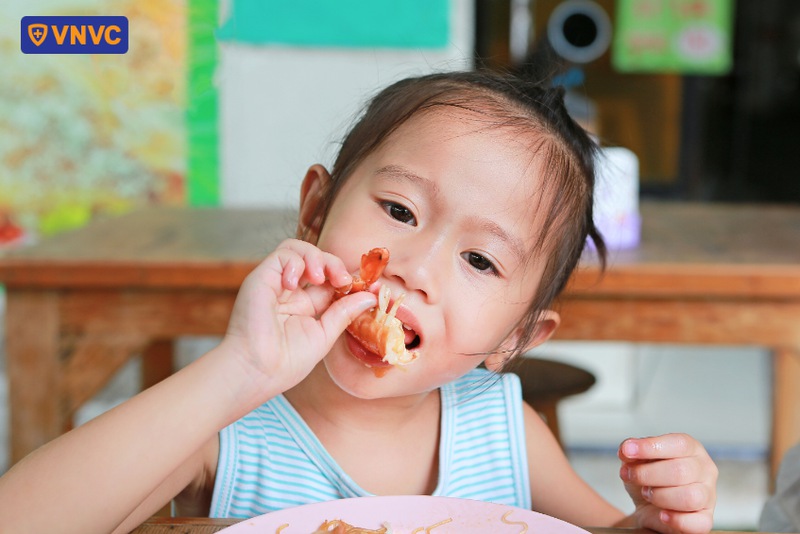 trẻ bị tiêu chảy có ăn tôm được không