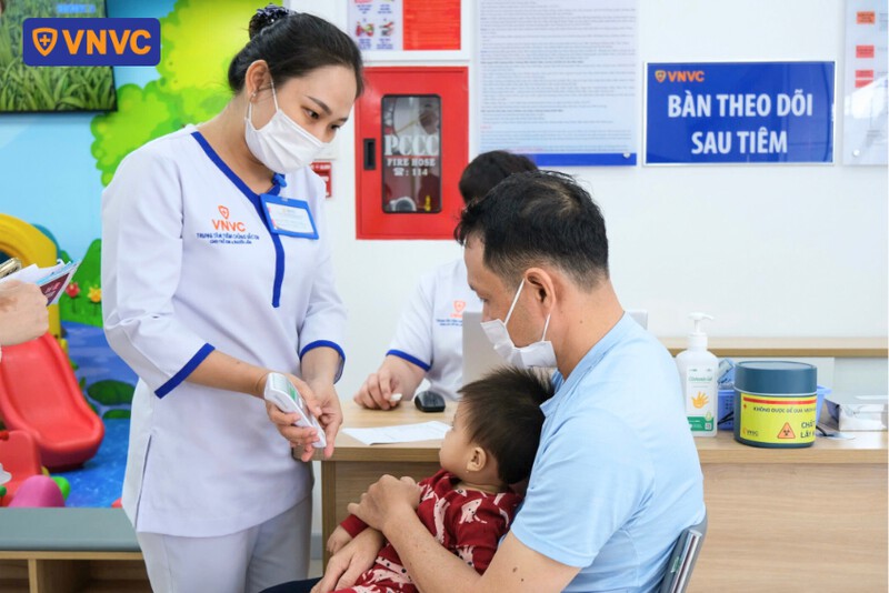 trẻ cần được theo dõi sau tiêm