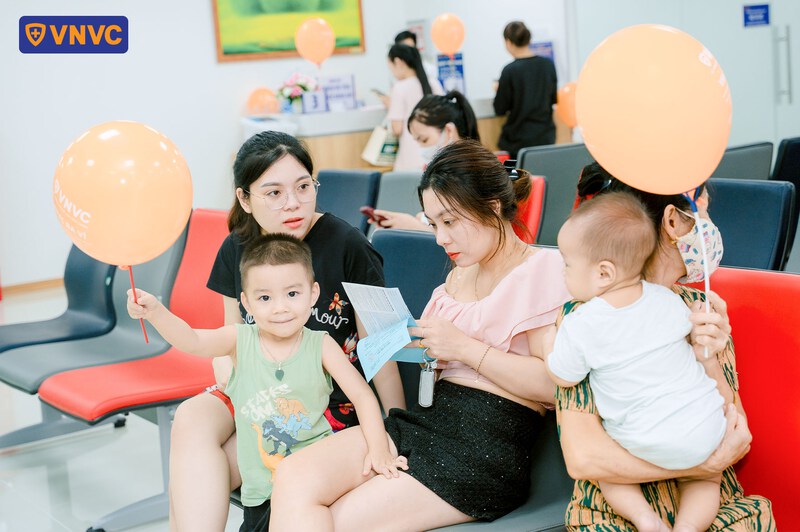 trẻ đến tiêm phòng tại vnvc ba vì