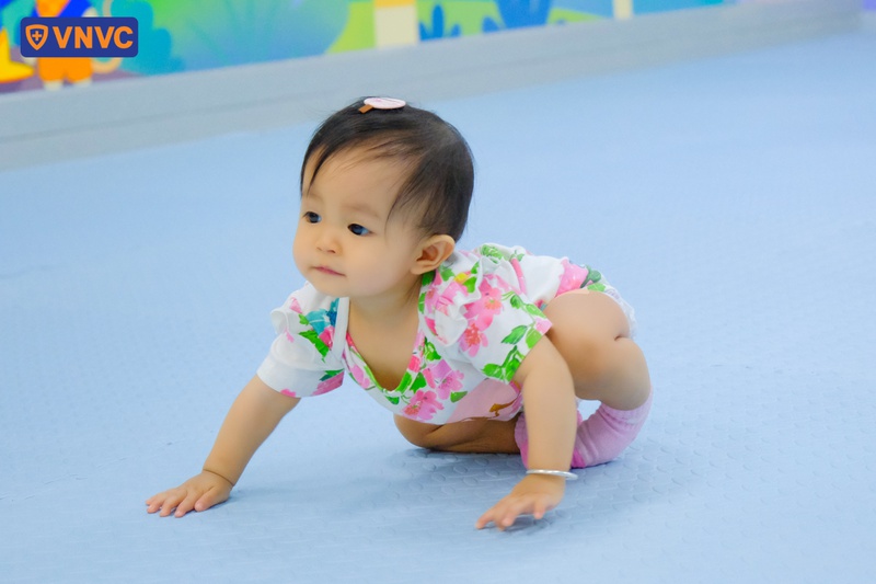 trẻ nhỏ vui chơi tại vnvc