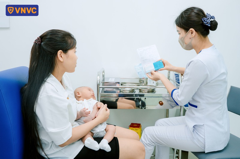 trẻ tiêm phòng tại vnvc ba vì