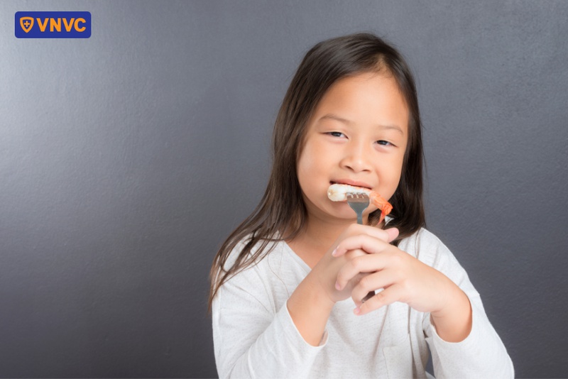 trẻ tiêu chảy ăn tôm được không