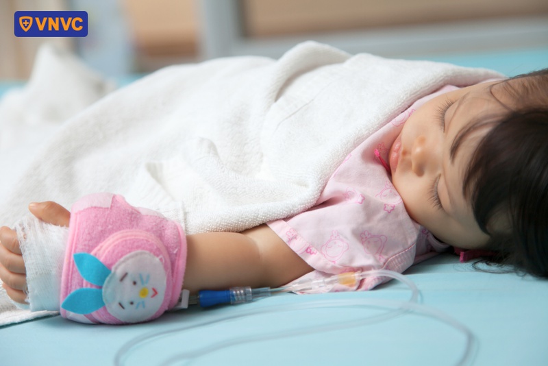 truyền dịch tĩnh mạch giúp bù nước và điện giải