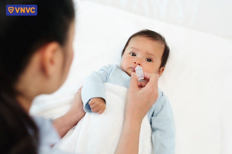 vệ sinh cho trẻ bằng nước muối sinh lý