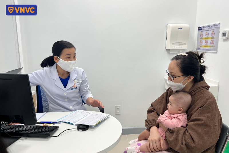 bác sĩ hỏi thăm tình trạng sức khỏe của bé