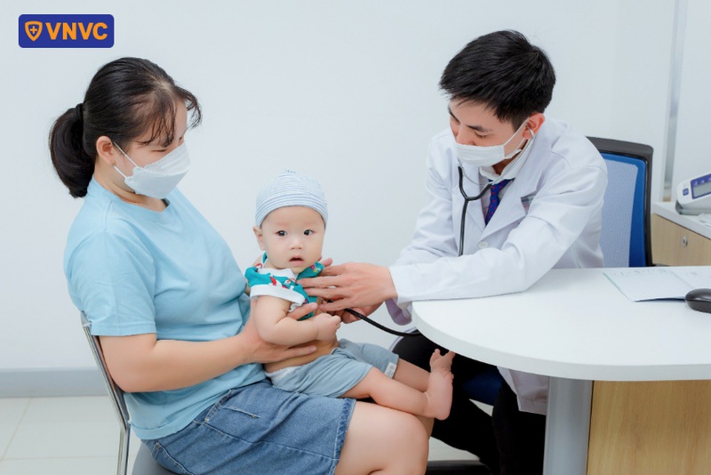 bác sĩ khám sàng lọc cho bé trước khi uống rota