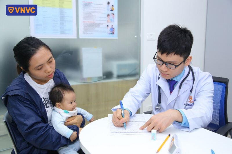 bác sĩ khám sàng lọc trước tiêm cho em bé