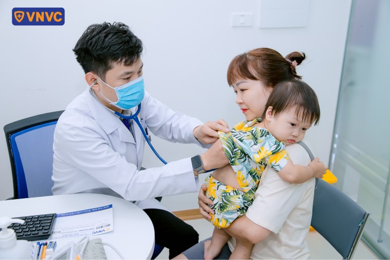 bác sĩ tại vnvc ứng hòa khám cho bé