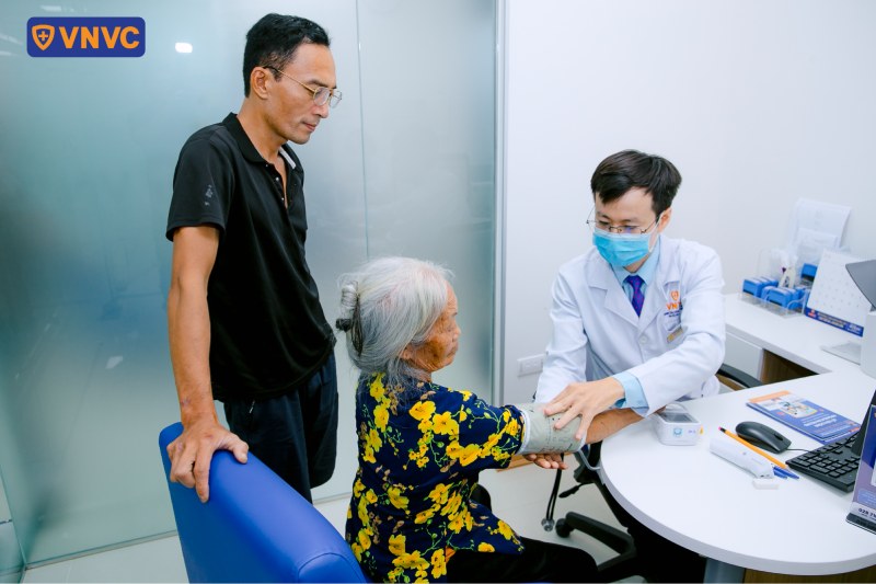 bác sĩ tại vnvc ứng hòa khám trước khi tiêm chủng