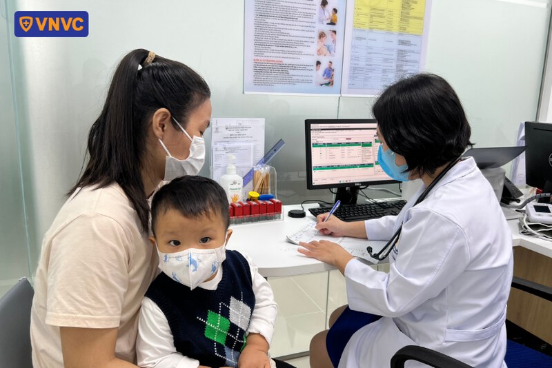 bác sĩ tư vấn lịch tiêm vắc xin