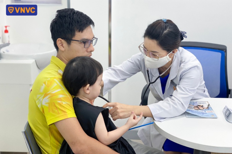 bác sĩ vnvc ân cần khám sàng lọc cho bé