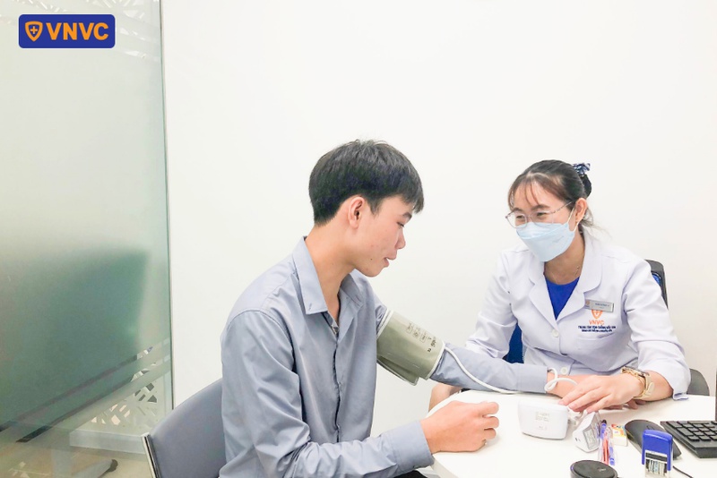 bác sĩ vnvc tuy hòa đo huyết áp cho khách hàng