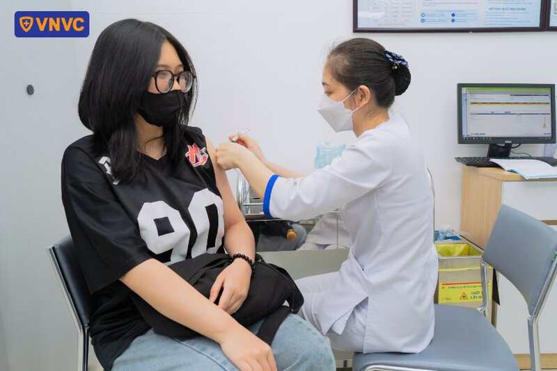 bạn trẻ tiêm ngừa ung thư cổ tử cung
