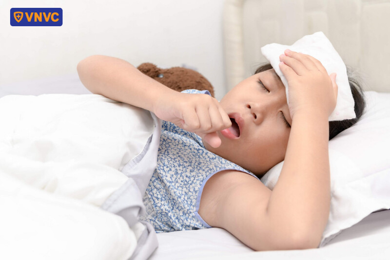 bé bị bệnh ho gà kèm sốt cao