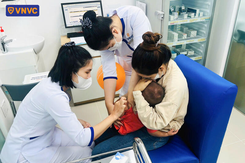 bé chích ngừa tại vnvc châu đức