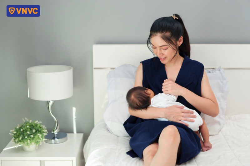 bé sơ sinh bú mẹ bị tiêu chảy