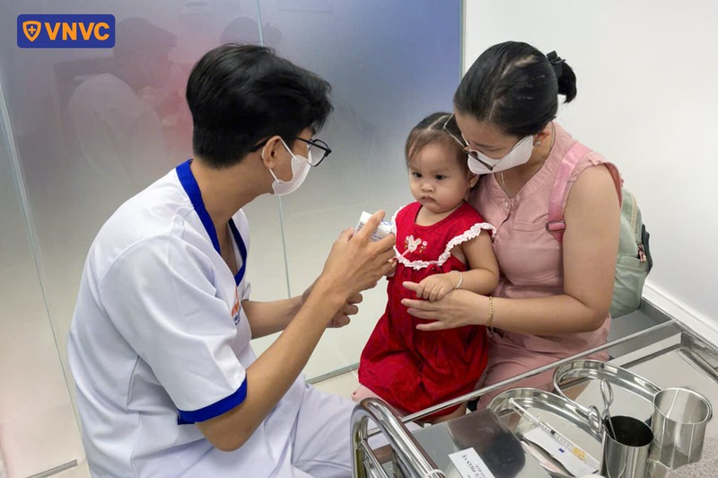 bé tiêm chủng tại vnvc long đất
