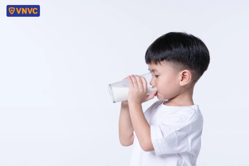 bé trai đang uống sữa