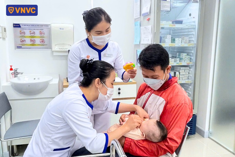 bé uống vắc xin rota tại vnvc