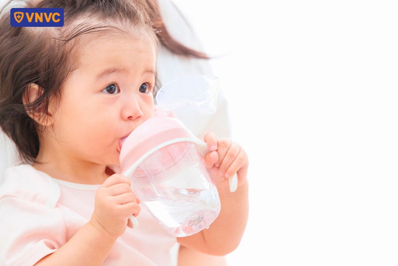 bổ sung nước cho trẻ khi bị tiêu chảy