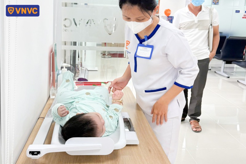 cân đo cho trẻ trước khi tiêm phòng