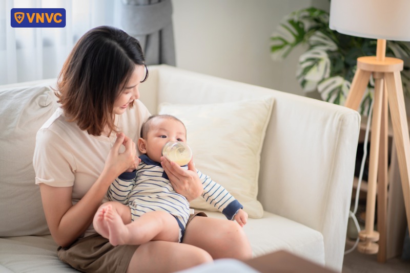 cho trẻ uống sữa công thức
