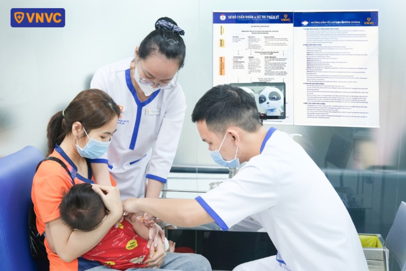 có nên mua gói tiêm chủng cho bé