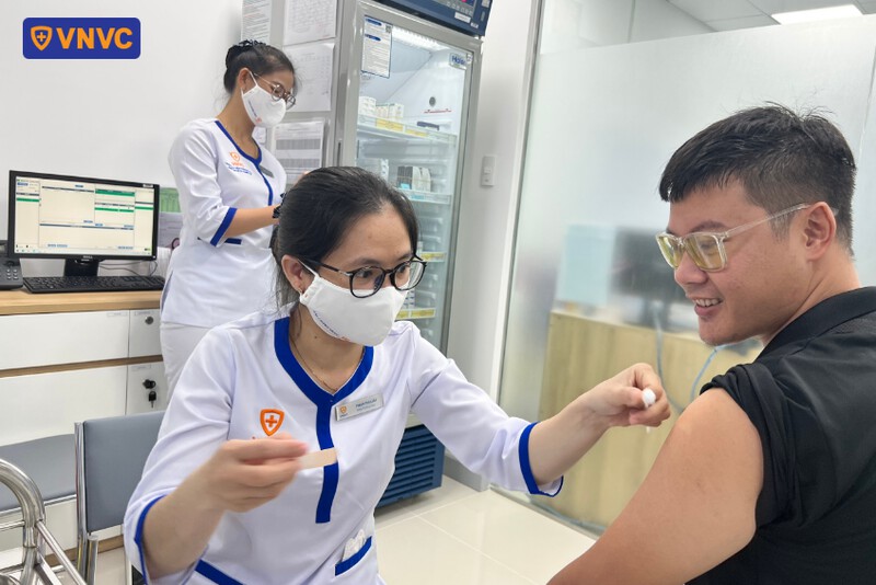 điều dưỡng cẩn thận băng vết tiêm