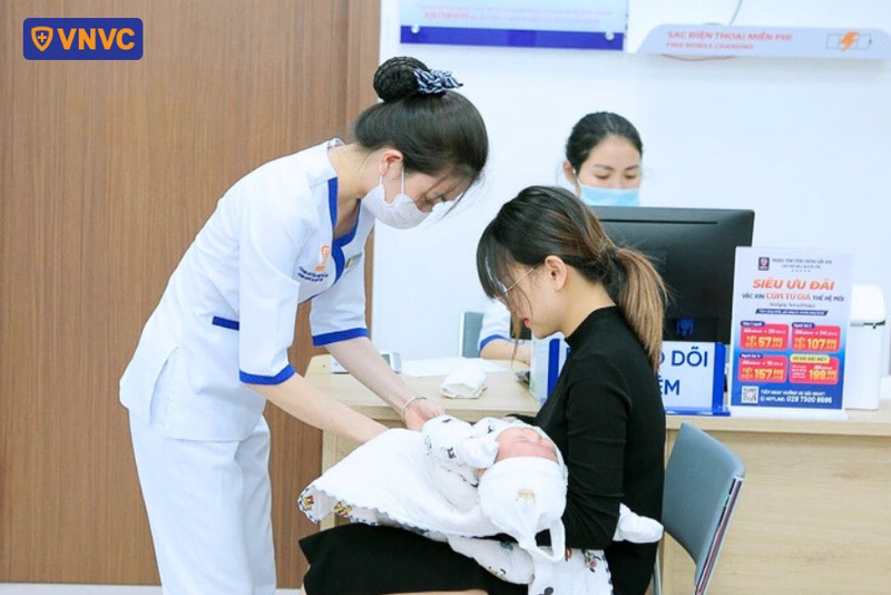 điều dưỡng kiểm tra tình trạng sức khỏe của bé