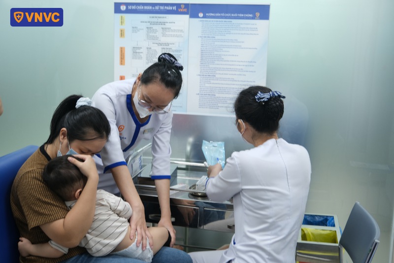 điều dưỡng thực hiện tiêm phòng tại vnvc hà đông