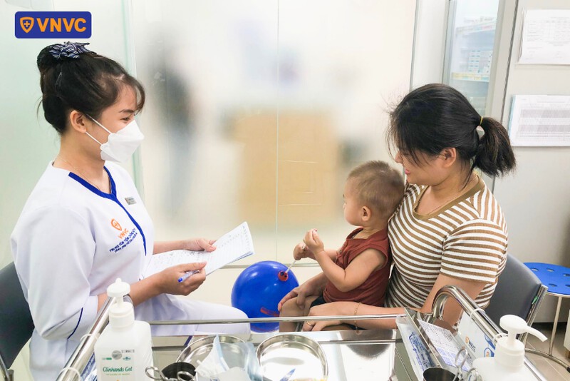 điều dưỡng tư vấn chăm sóc bé sau khi tiêm