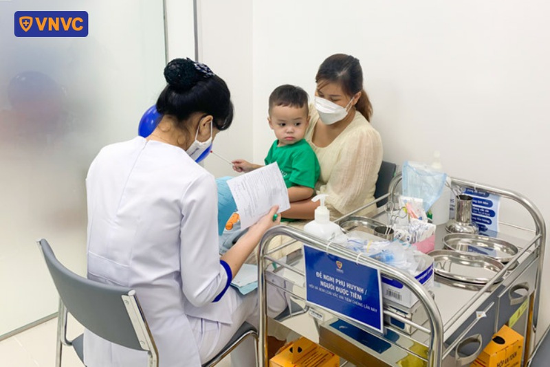 điều dưỡng vnvc liên chiểu kiểm tra thông tin trước tiêm