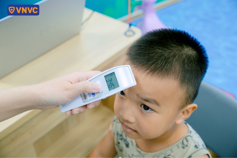 đo nhiệt độ cho trẻ