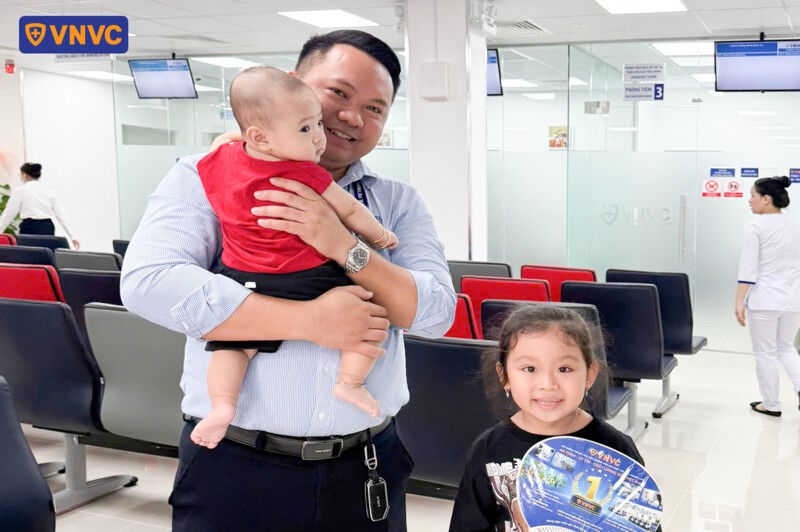 đưa trẻ đến vnvc lái thiêu tiêm phòng