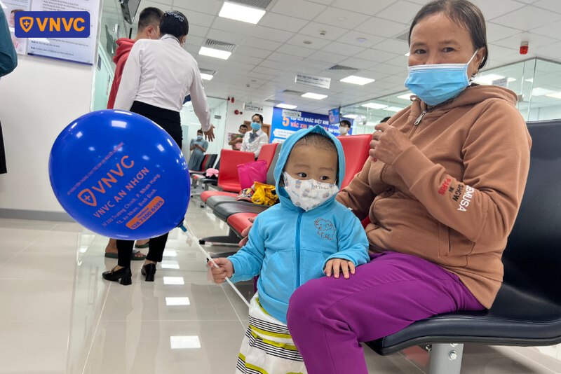 em bé đến tiêm phòng ngày khai trương vnvc an nhơn