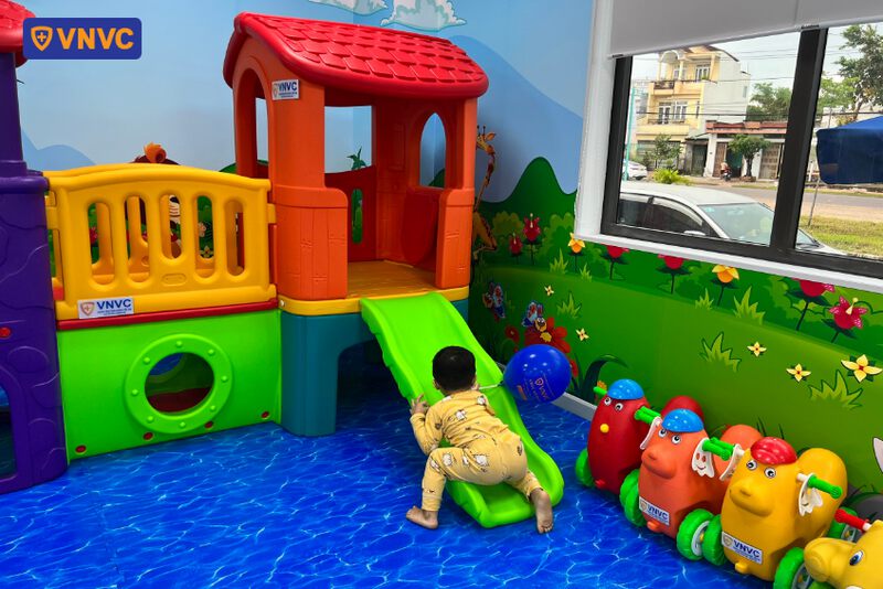 em bé vui chơi tại vnvc an nhơn sau tiêm phòng