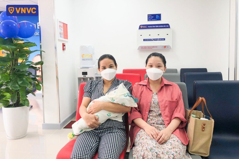 gia đình đưa bé đến tiêm tại vnvc tuy hòa