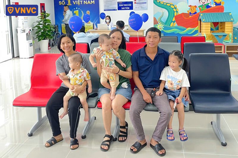 khách đến tiêm chủng tại vnvc long đất