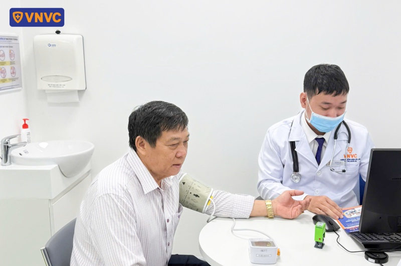 khách hàng lớn tuổi tiêm phòng tại vnvc lái thiêu