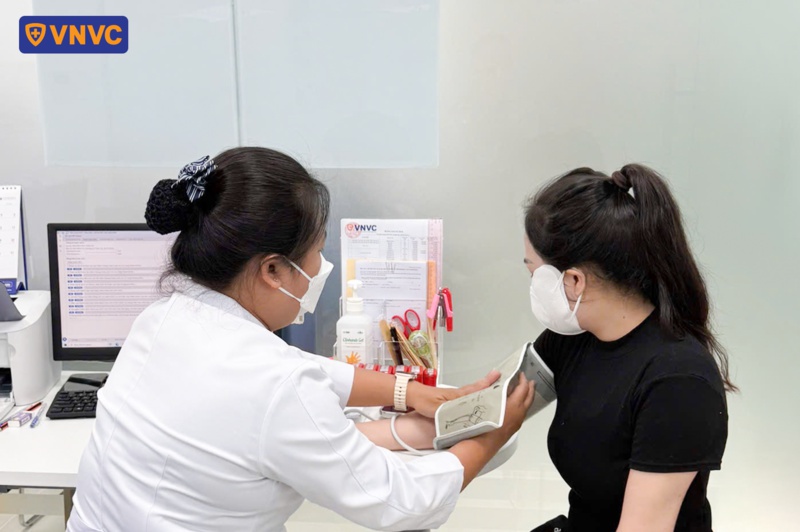 khách tiêm chủng tại vnvc lái thiêu