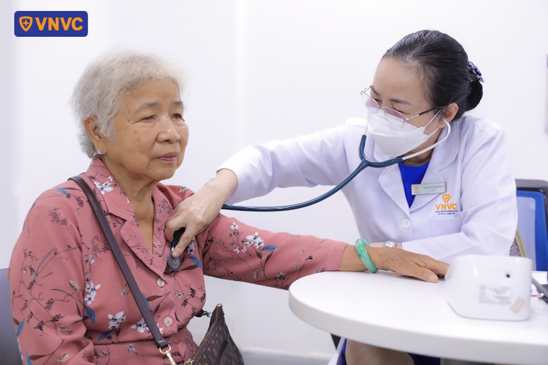 khám sàng lọc trước tiêm cho người cao tuổi tại vnvc